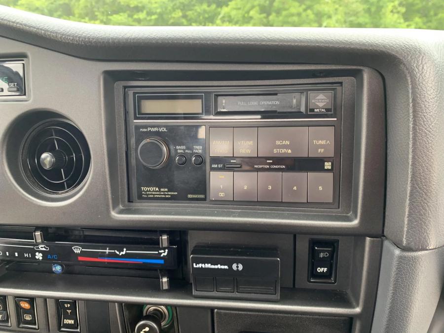 Детали интерьера Toyota Land Cruiser (FJ62) 1988 года  (фото 104 из 164)